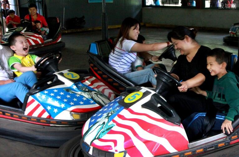 開(kāi)一家碰碰車(chē)游樂(lè)場(chǎng)掙錢(qián)嗎？一套需要多少錢(qián)？